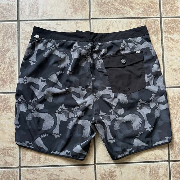 Vuori Cruise Boardshort Black Abstract Men’s Size 38 Unlined 7 1/2 Inseam - Picture 8 of 12